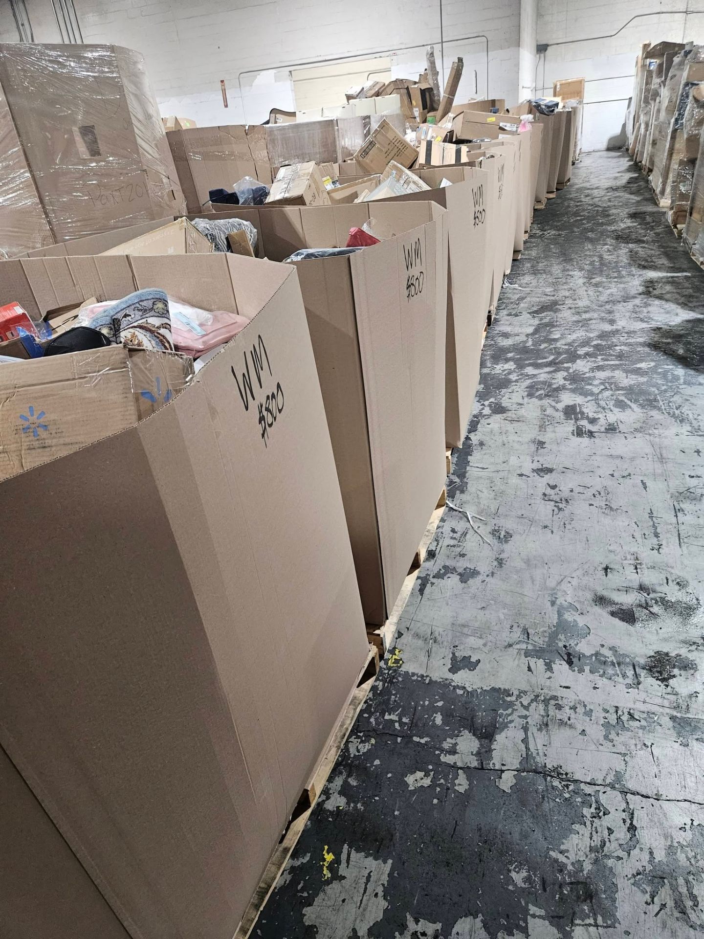 Walmart Mediums liquidation truckload